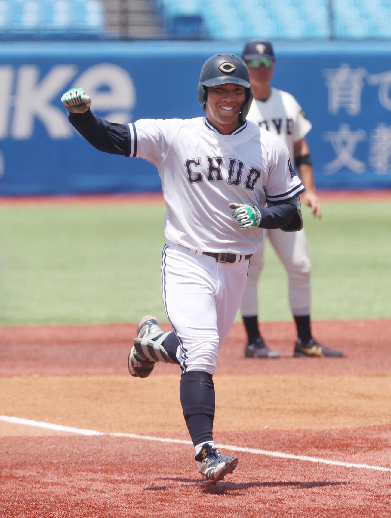 東都大学野球　中大対東洋大　1回表中大1死一塁、伊藤櫂人は本塁打を放ちガッツポーズする（撮影・柴田隆二）