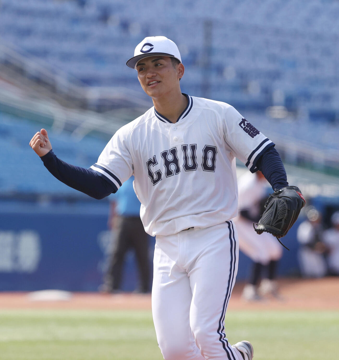 東都大学野球　中大対東洋大　8回途中から登板した中大・東恩納蒼はピンチを抑えガッツポーズする（撮影・柴田隆二）