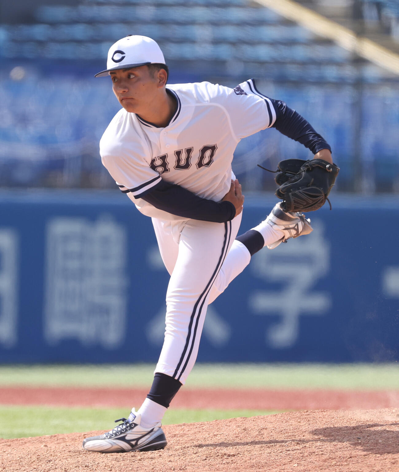 東都大学野球　中大対東洋大　8回途中から登板した中大・東恩納蒼はピンチを抑えた（撮影・柴田隆二）