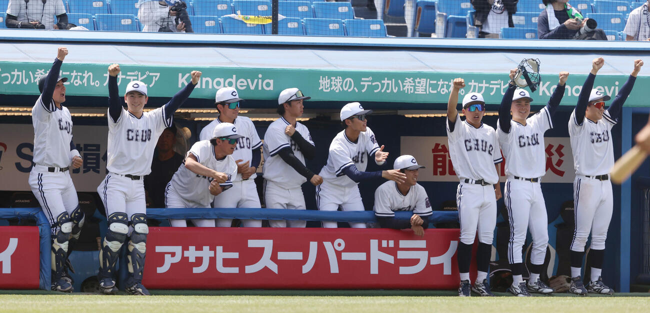 東都大学野球　中大対東洋大　3回表中大1死一、二塁、武井仙太郎の適時二塁打に喜ぶ中大ナイン（撮影・柴田隆二）