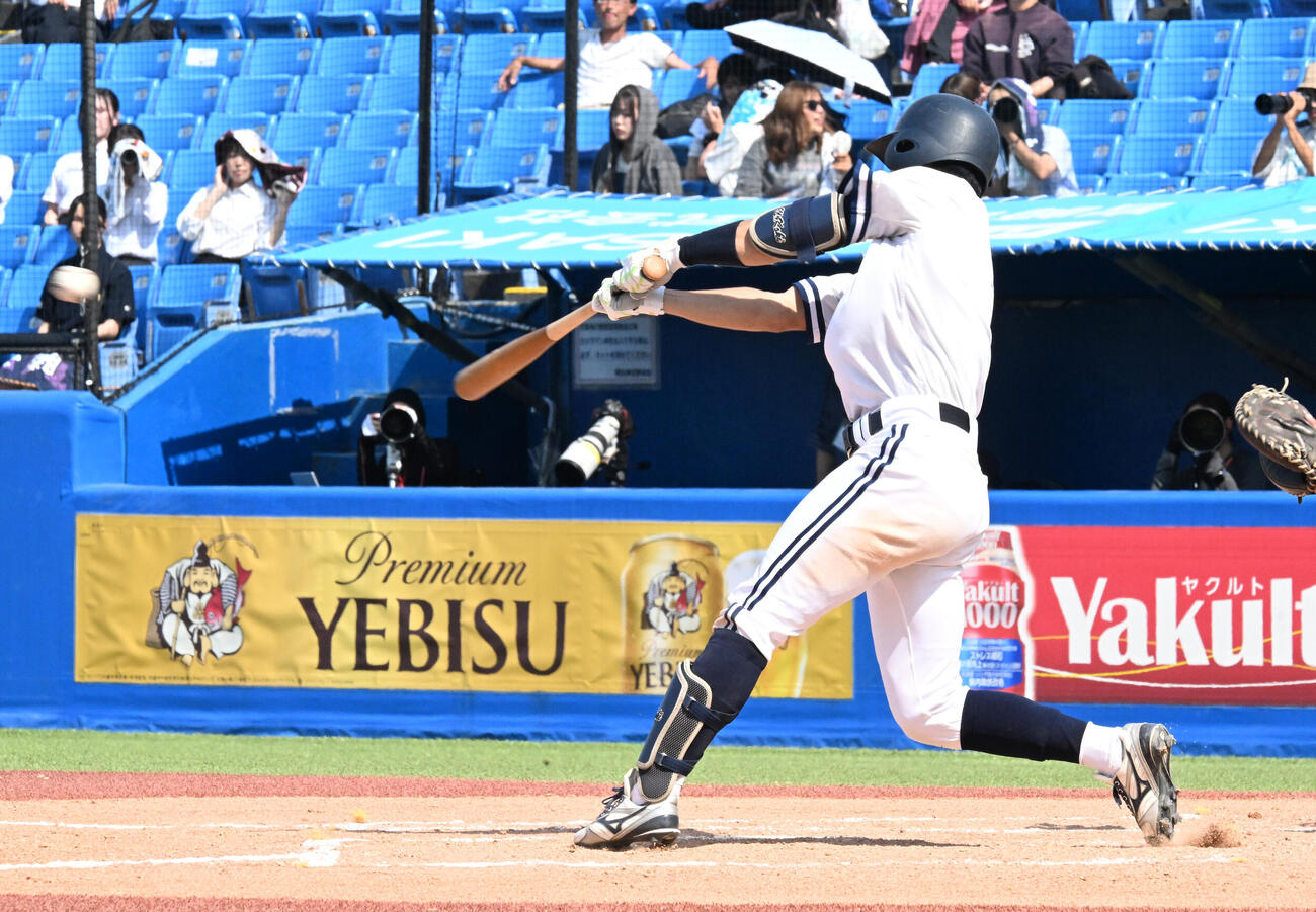 中大対東洋大7回表中大1死二塁、佐々木琉生が中前に勝ち越し適時打を放つ（撮影・千葉一成