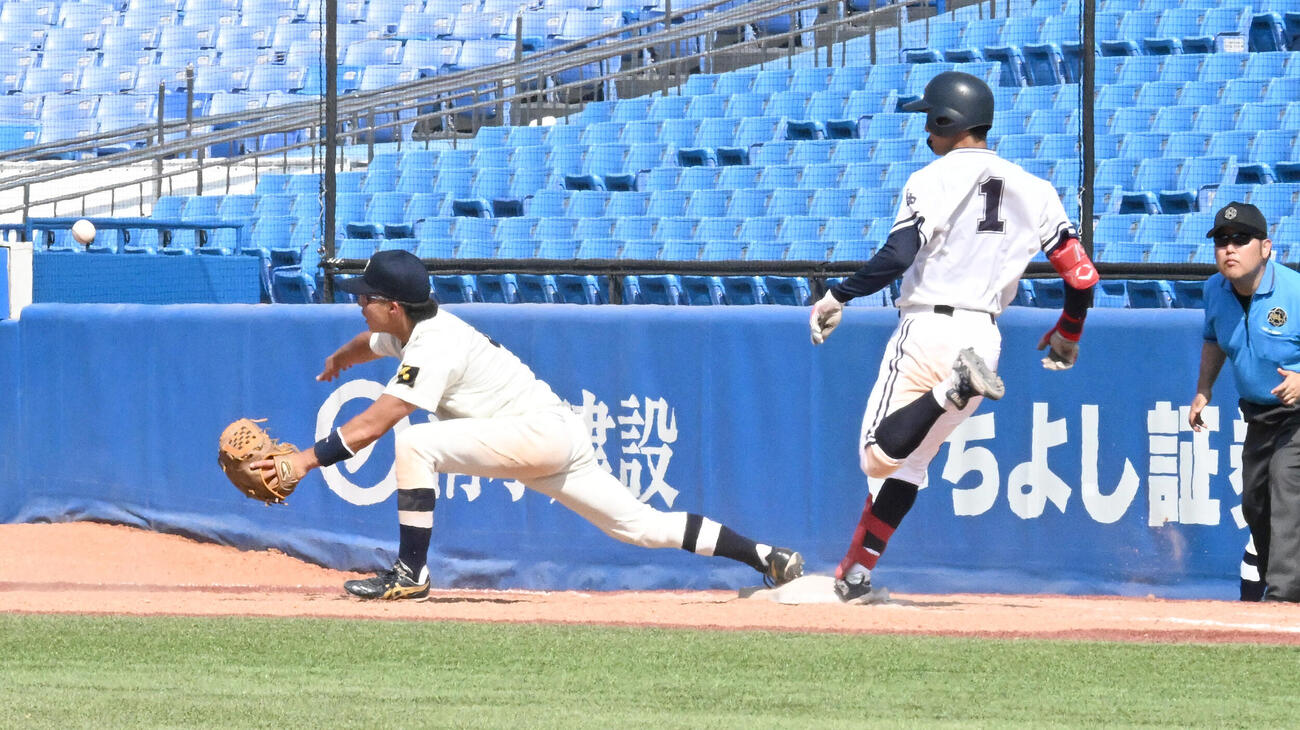 中大対東洋大8回表中大1死二塁、二塁手浅嶋大和の送球エラーで出塁する安田淳平（右）（撮影・千葉一成