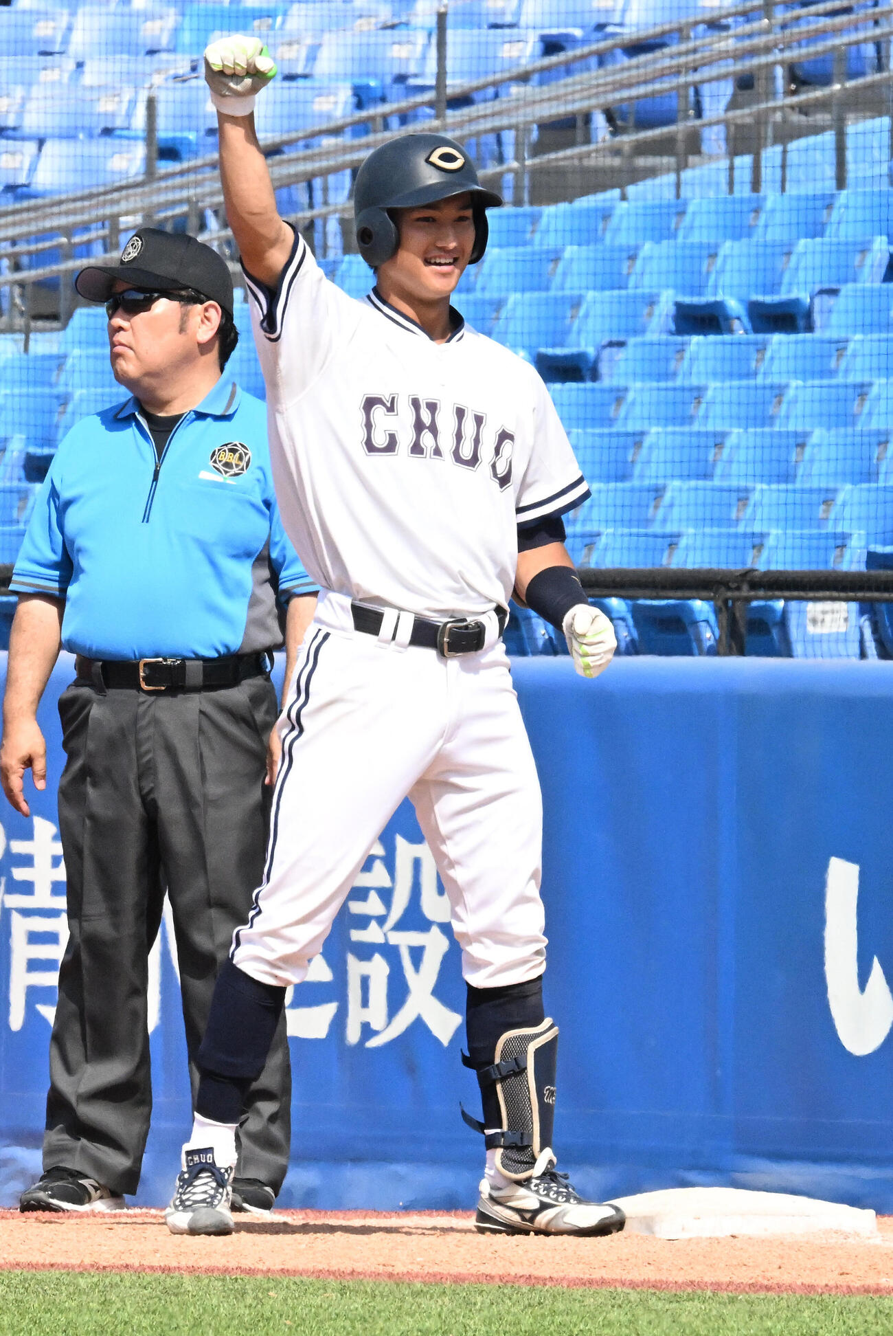 中大対東洋大7回表中大1死二塁、勝ち越し適時打を放ちベンチに向かってガッツポーズする佐々木琉生（撮影・千葉一成