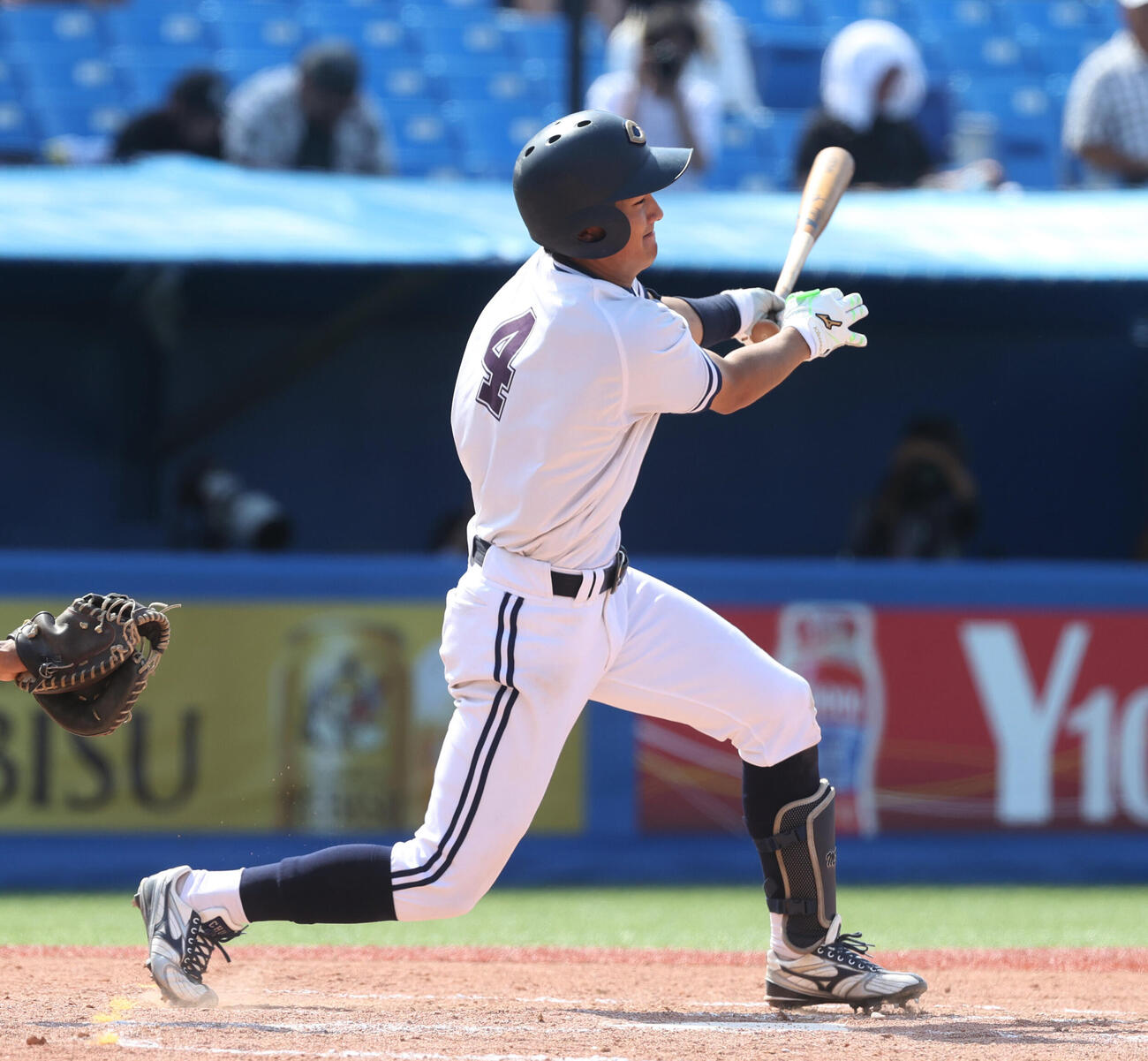 東都大学野球　中大対東洋大　7回表中大2死二塁、佐々木琉生は適時打を放つ（撮影・柴田隆二）