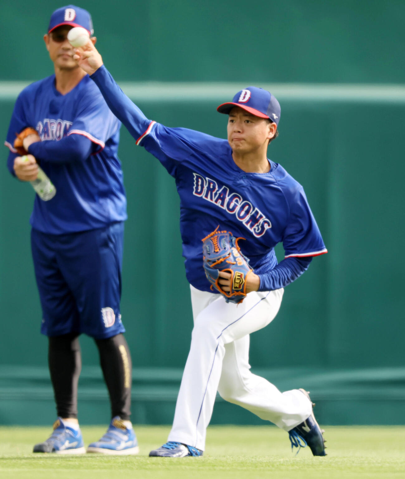 阪神対中日　練習でキャッチボールする中日桜井頼之介（撮影・加藤哉）