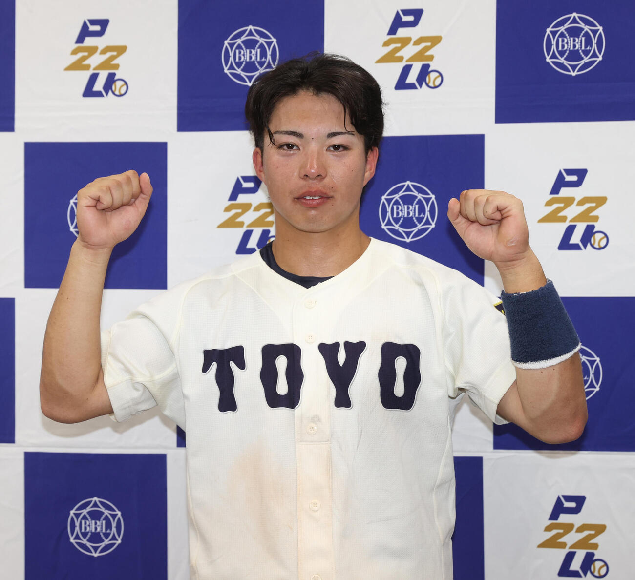 東都大学野球　中大対東洋大　サヨナラ打の東洋大・山田隼はガッツポーズする（撮影・柴田隆二）