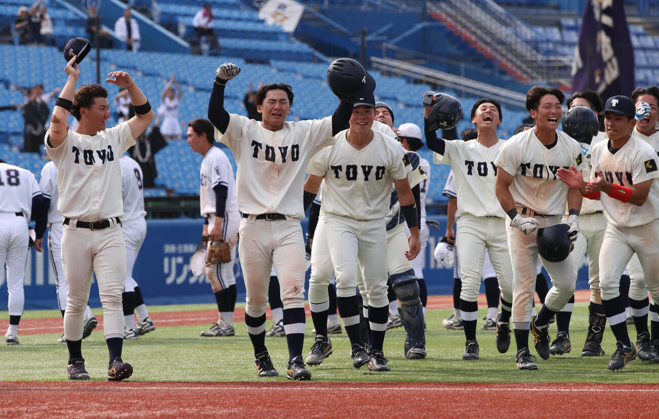 東都大学野球　中大対東洋大　サヨナラ勝利に喜ぶ東洋大ナイン（撮影・柴田隆二）