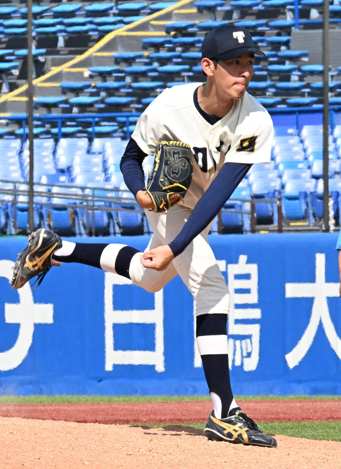 中大対東洋大8回途中、3番手で登板した東洋大・飯塚遥己（撮影・千葉一成）