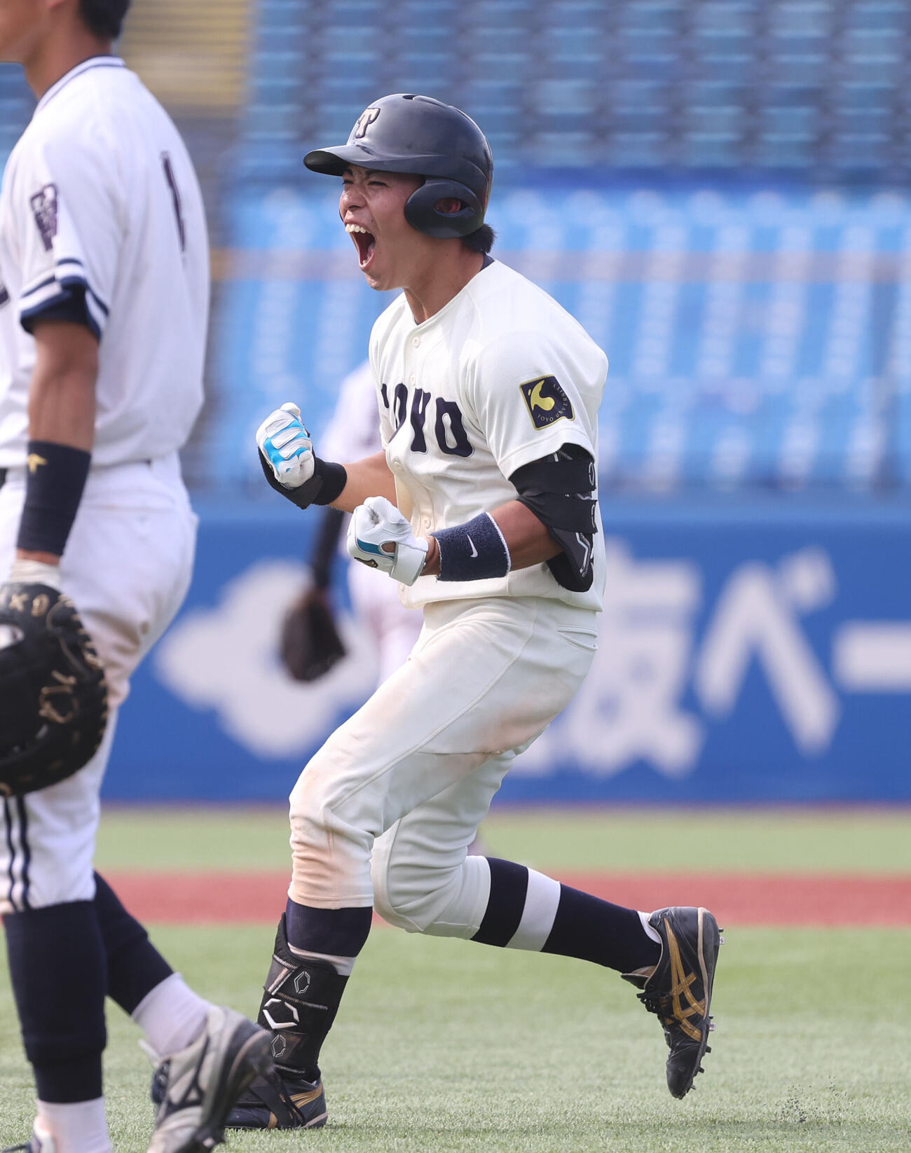 東都大学野球　中大対東洋大　9回裏東洋大1死満塁、山田隼はサヨナラ打を放ちガッツポーズする（撮影・柴田隆二）