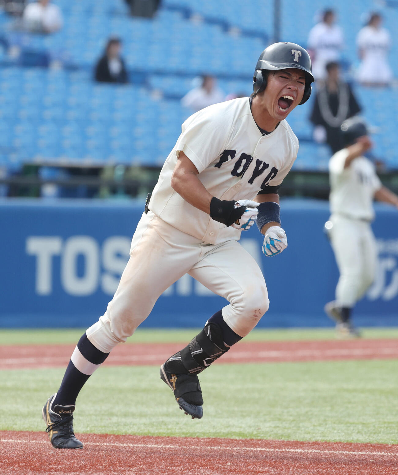 東都大学野球　中大対東洋大　9回裏東洋大1死満塁、山田隼はサヨナラ打を放ちガッツポーズする（撮影・柴田隆二）
