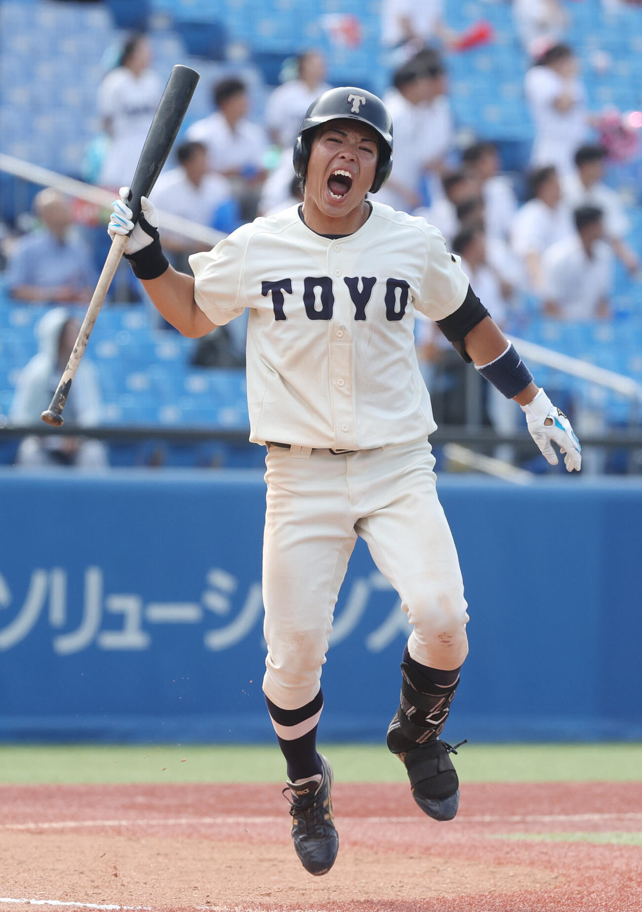 東都大学野球　中大対東洋大　9回裏東洋大1死満塁、山田隼はサヨナラ打を放ち雄たけびを上げる（撮影・柴田隆二）