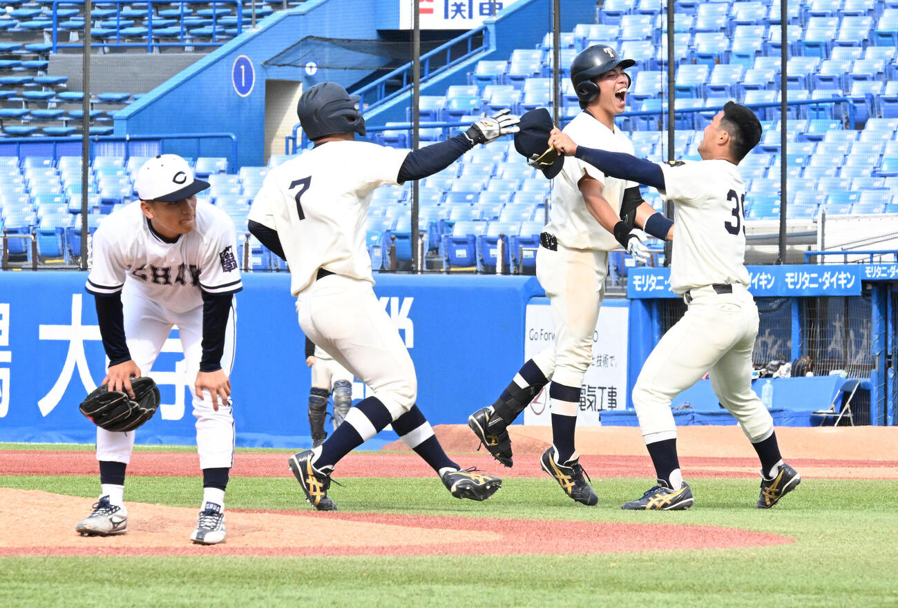 中大対東洋大9回裏東洋大1死満塁、中大・3番手の東恩納蒼（左端）からサヨナラ打を放ちナインと喜び合う喜ぶ山田隼（右から2人目）（撮影・千葉一成）