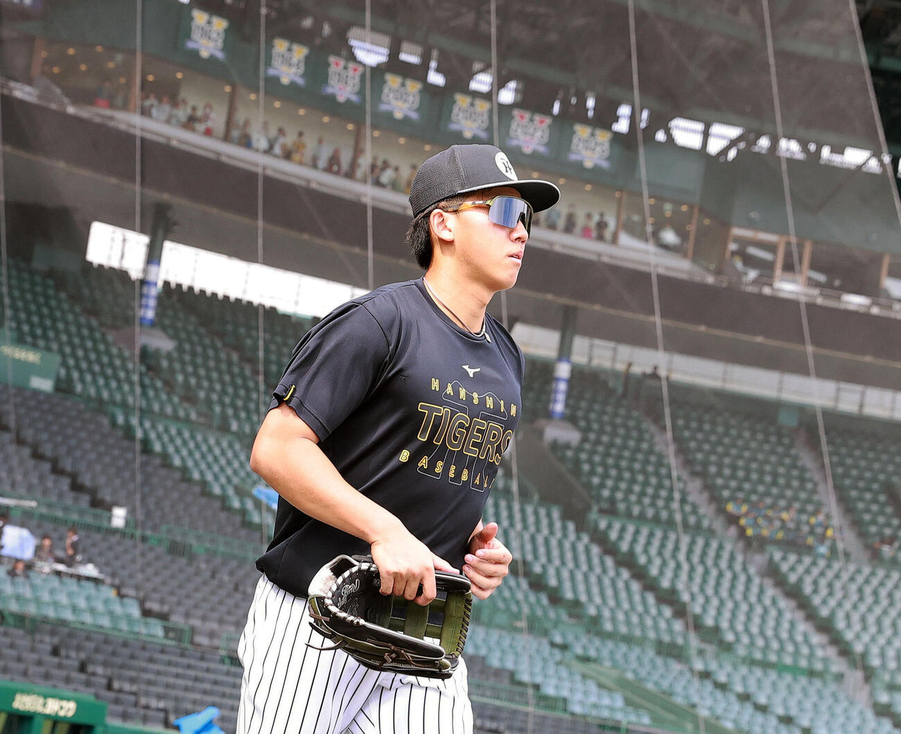 セ・リーグ11回戦　阪神対中日　甲子園球場のグラウンド入りする阪神立石正広（撮影・上山淳一）