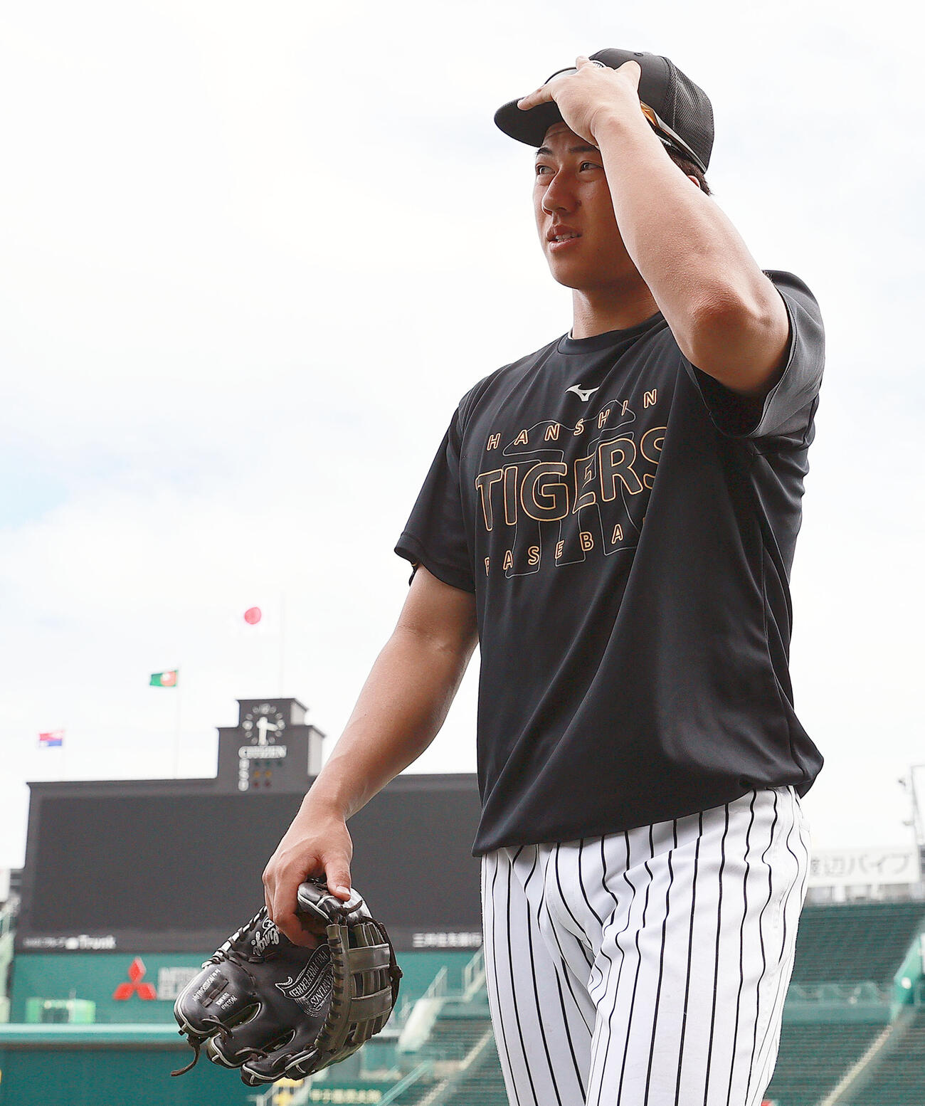 セ・リーグ11回戦　阪神対中日　試合前、外野でノックを受けグラウンドを移動する阪神立石正広（撮影・上山淳一）