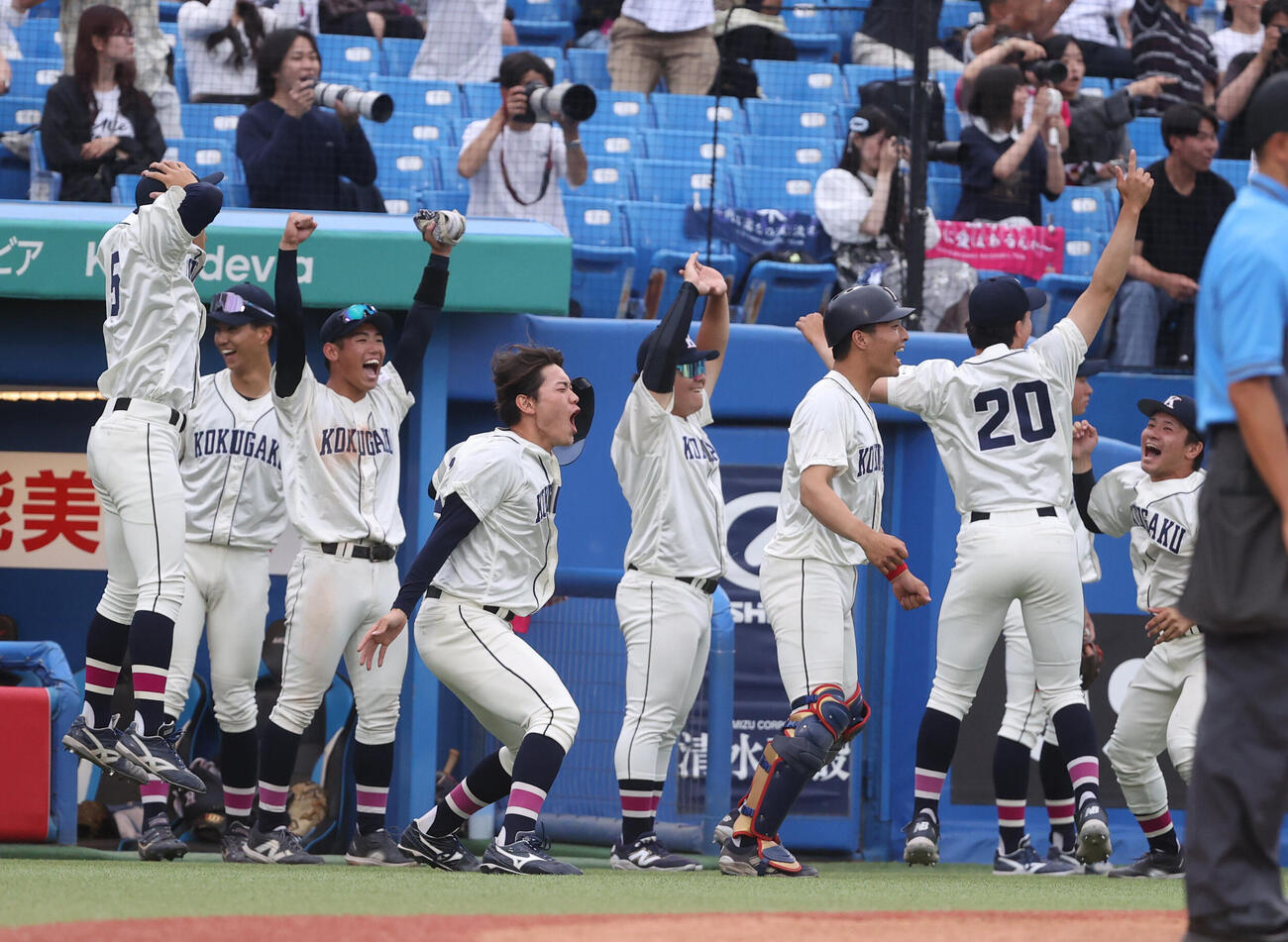 東都大学野球　国学院大対青学大　5回表国学院大1死満塁、石野蓮授の満塁本塁打に喜ぶ国学院大ナイン（撮影・柴田隆二）