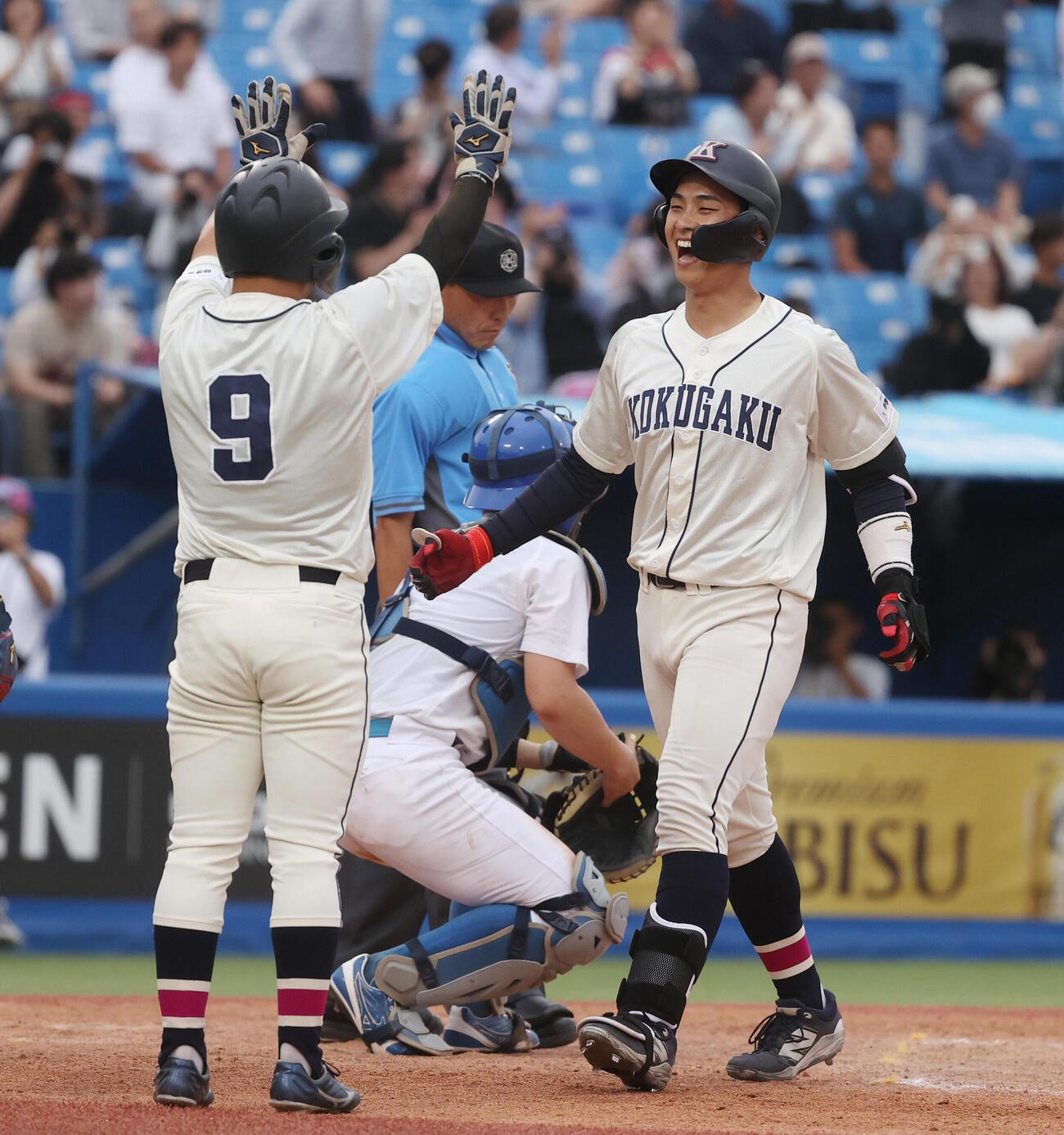 東都大学野球　国学院大対青学大　5回表国学院大1死満塁、石野蓮授(右)は満塁本塁打を放ちナインとハイタッチする（撮影・柴田隆二）（＝2026年5月20日）