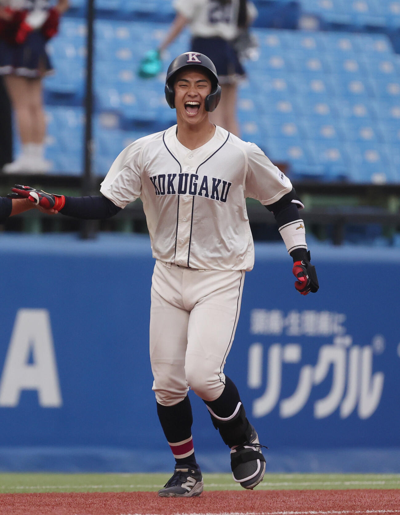 東都大学野球　国学院大対青学大　5回表国学院大1死満塁、石野蓮授は満塁本塁打を放ち雄たけびを上げる（撮影・柴田隆二）（＝2026年5月20日）