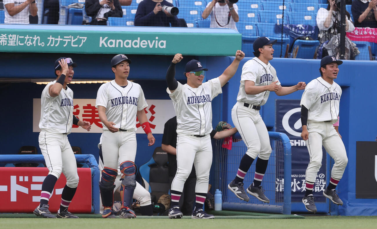 東都大学野球　国学院大対青学大　5回表国学院大1死満塁、田井志門の適時打に喜ぶ国学院大ナイン（撮影・柴田隆二）（＝2026年5月20日）