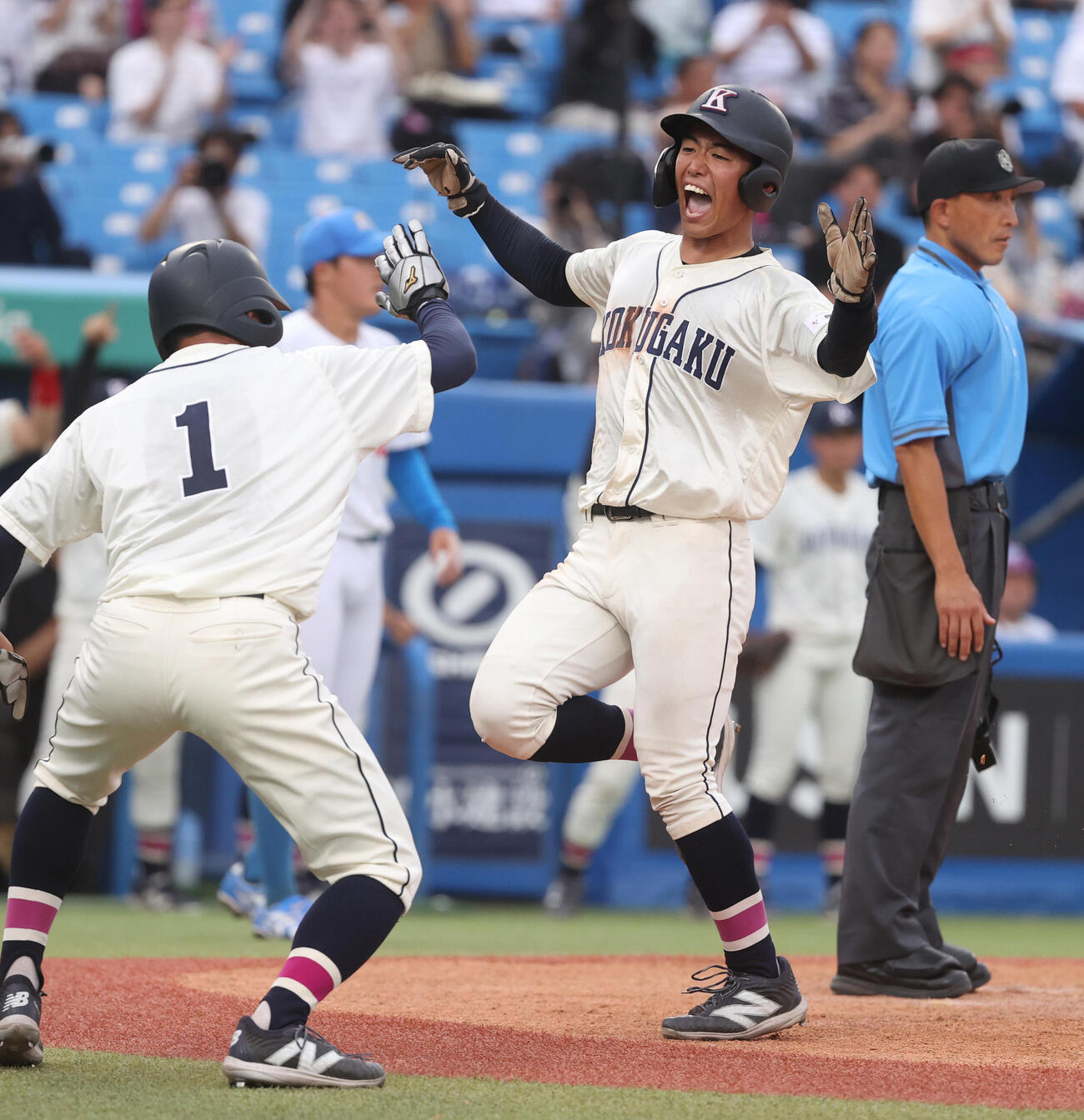 東都大学野球　国学院大対青学大　5回表国学院大1死満塁、田井志門の適時打で二塁走者金子晄也が生還する（撮影・柴田隆二）（＝2026年5月20日）