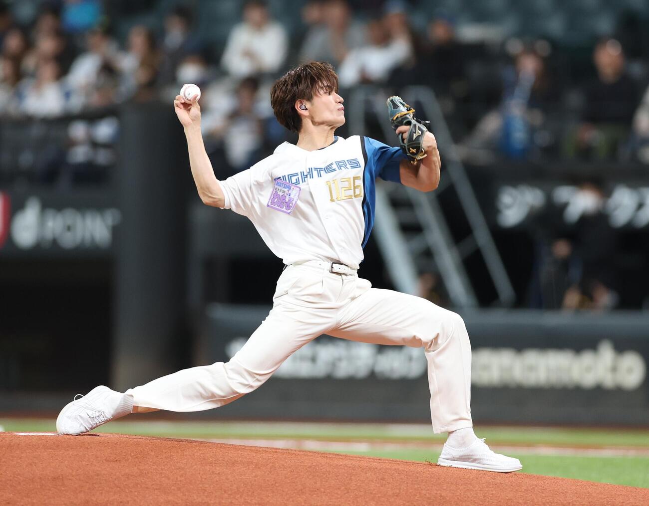 日本ハム対楽天　ファーストピッチセレモニーで投球するMATSURIの鈴木渉（撮影・黒川智章）＝2026年5月20日