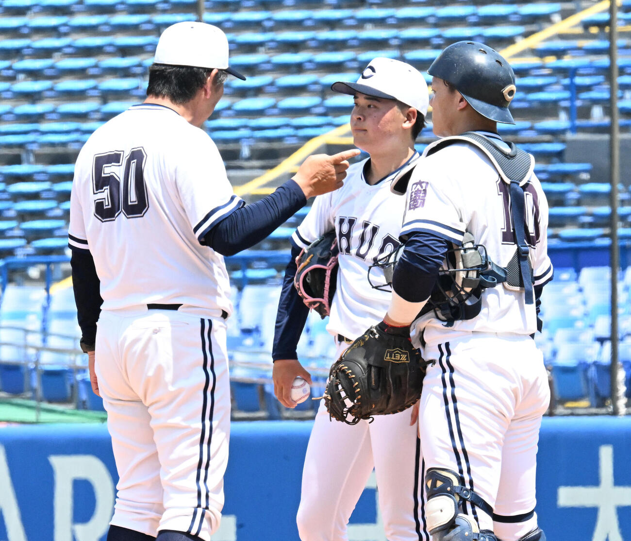 中央大対東洋大1回裏東洋大無死一、三塁、中村瑠斗の左犠飛で同点とされ清水達也監督（左）のアドバイスを聞く子安秀弥。捕手新妻恭介（撮影・千葉一成）