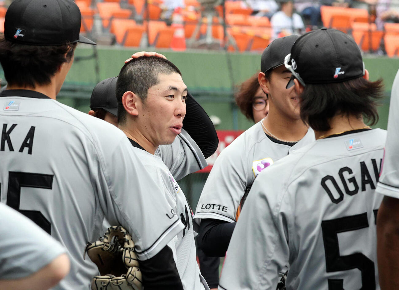 西武対ロッテ　試合前円陣で声出しするロッテ寺地隆成（撮影・浅見桂子）