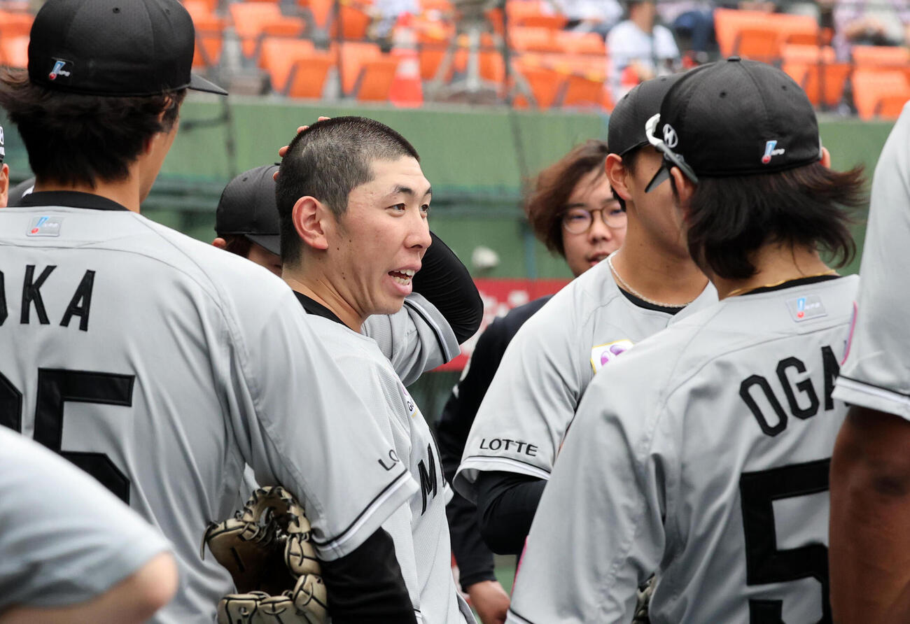 西武対ロッテ　試合前円陣で声出しするロッテ寺地隆成（撮影・浅見桂子）