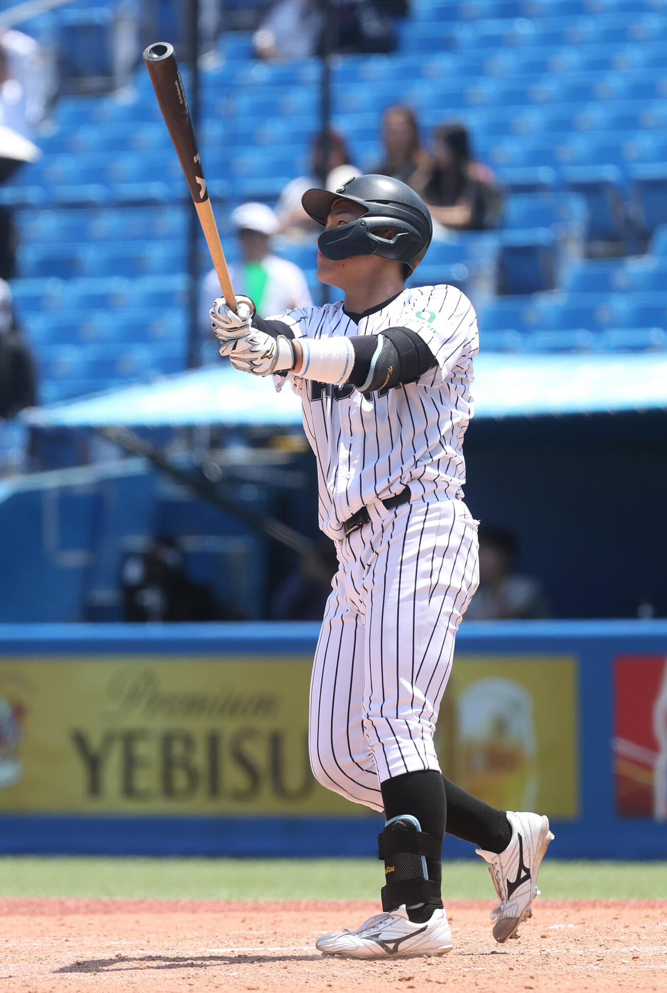 東都大学野球　立正大対亜大　9回裏亜大無死二塁、逢沢杏哉は本塁打を放つ（撮影・柴田隆二）