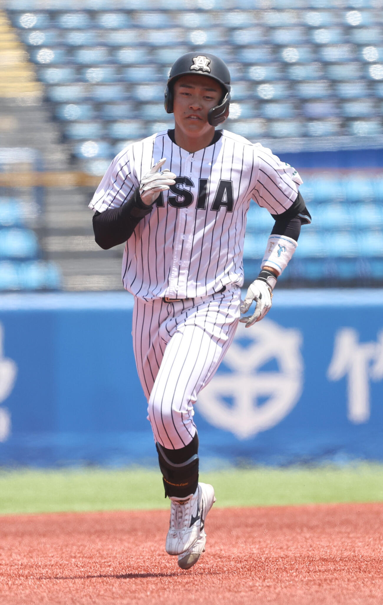 東都大学野球　立正大対亜大　9回裏亜大無死二塁、逢沢杏哉は本塁打を放ち生還する（撮影・柴田隆二）