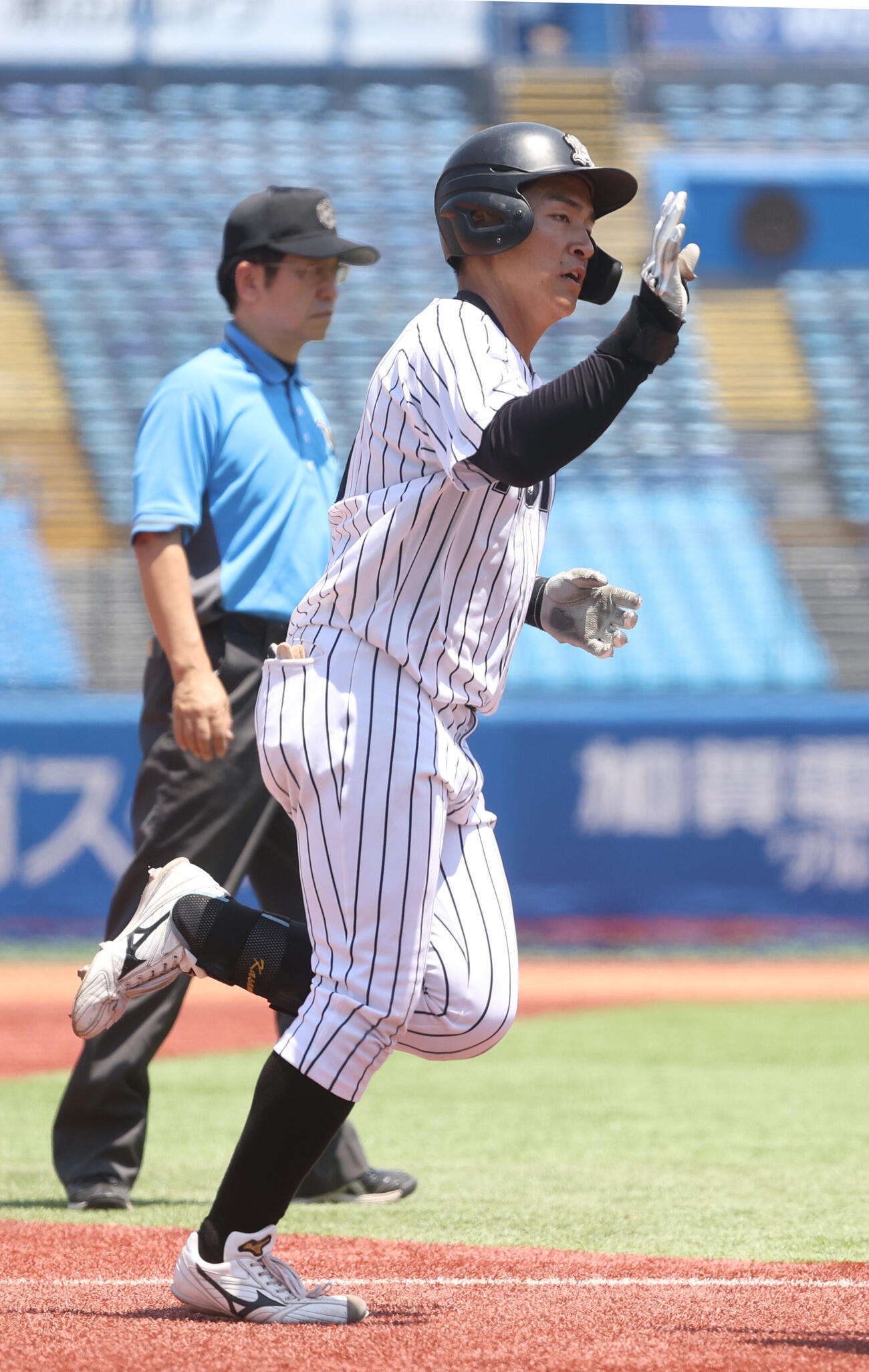 東都大学野球　立正大対亜大　9回裏亜大無死二塁、逢沢杏哉は本塁打を放ち生還する（撮影・柴田隆二）
