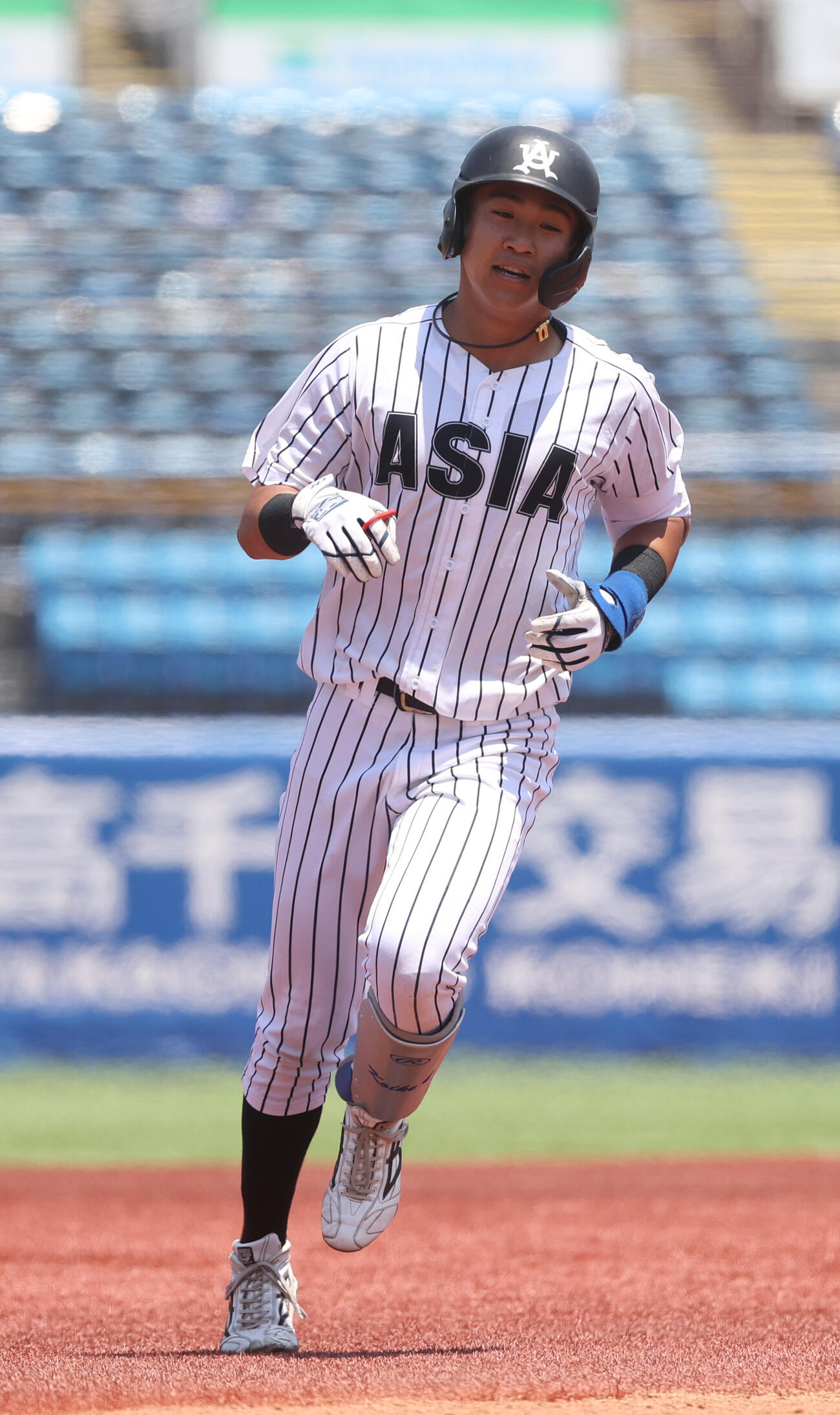 東都大学野球　立正大対亜大　9回裏亜大無死、小池祐吏は本塁打を放ち生還する（撮影・柴田隆二）
