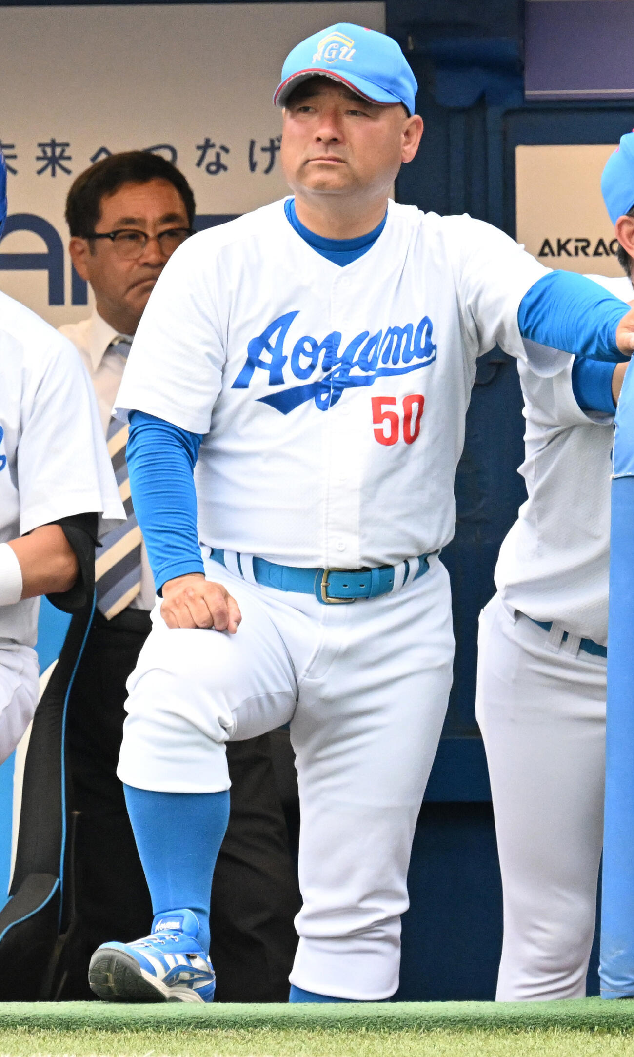 国学院大対青学大　青学大・ベンチから戦況を見つめる青学大・安藤寧則監督（撮影・千葉一成