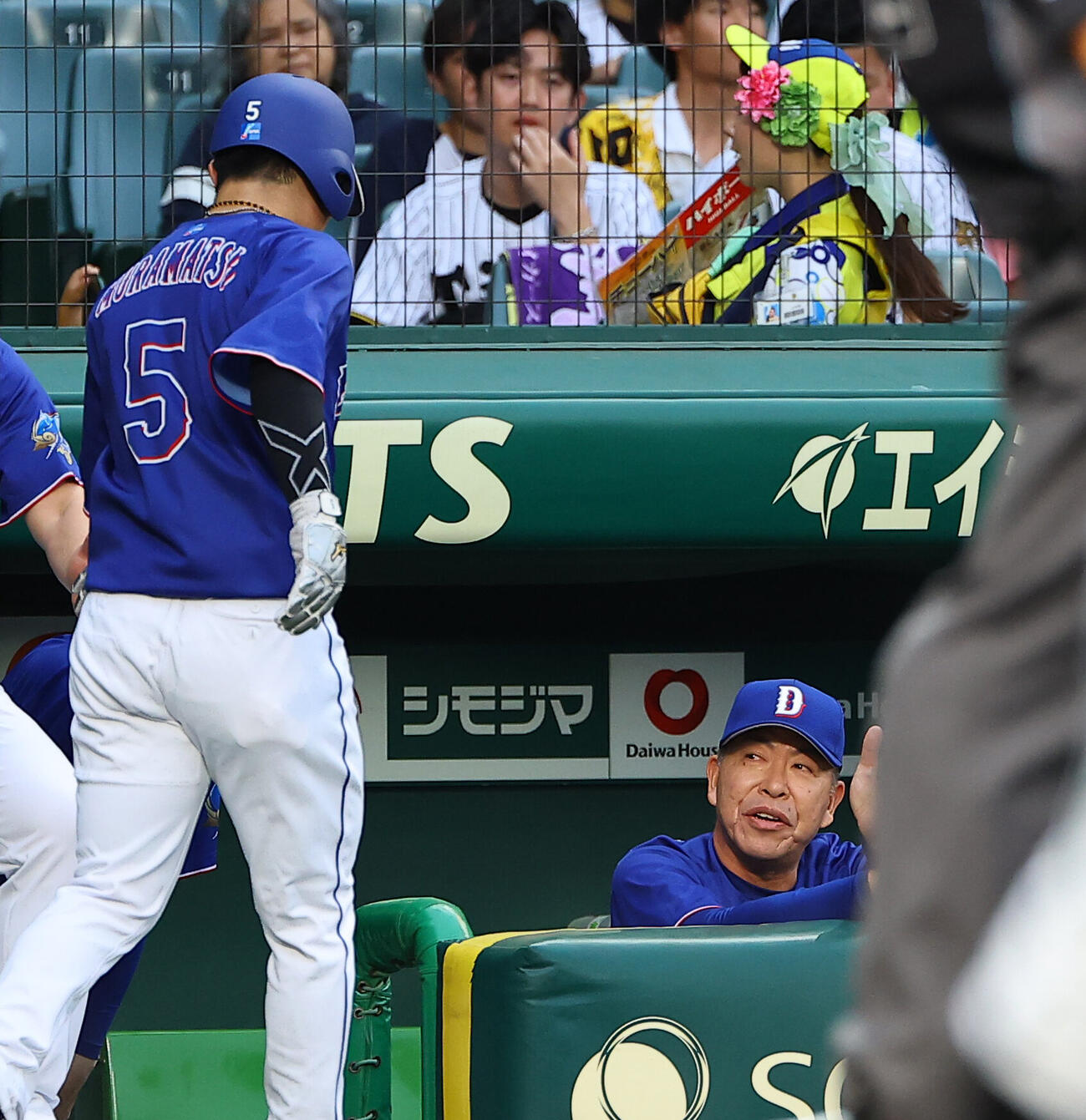 阪神対中日　1回表中日1死二塁、板山祐太郎の先制適時打で生還した村松開人（左）を出迎える井上一樹監督