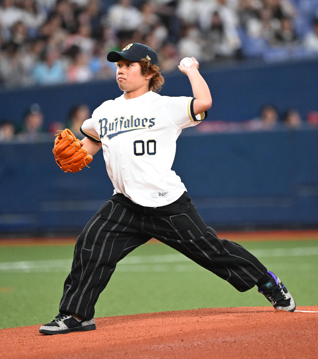 オリックス対ソフトバンク　始球式を行うミラノ・コルティナ五輪のスノーボードで銀メダルを獲得した長谷川帝勝選手（撮影・和賀正仁）