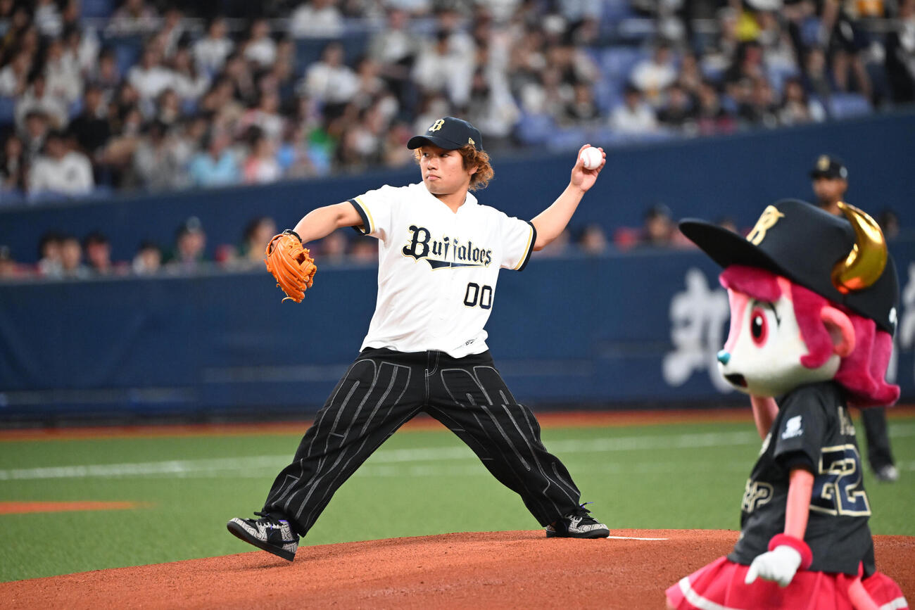 オリックス対ソフトバンク　始球式を行うミラノ・コルティナ五輪のスノーボードで銀メダルを獲得した長谷川帝勝選手（撮影・和賀正仁）