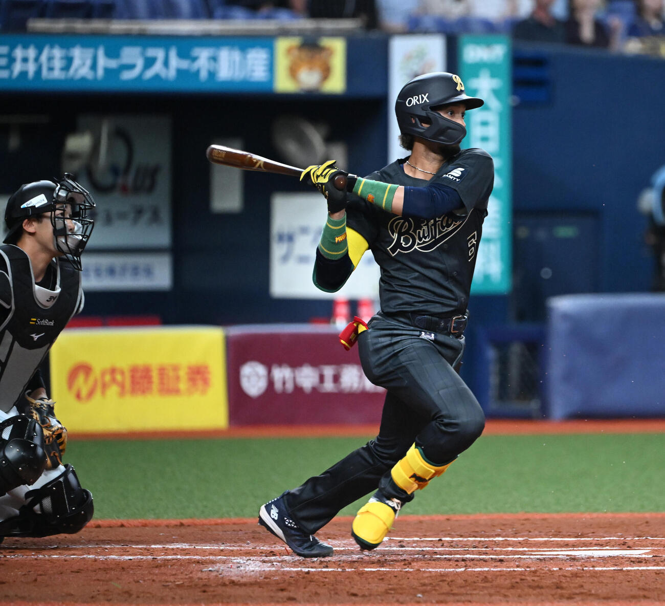 オリックス対ソフトバンク　2回裏オリックス無死一塁、右前打を放つ宗佑磨（撮影・和賀正仁）