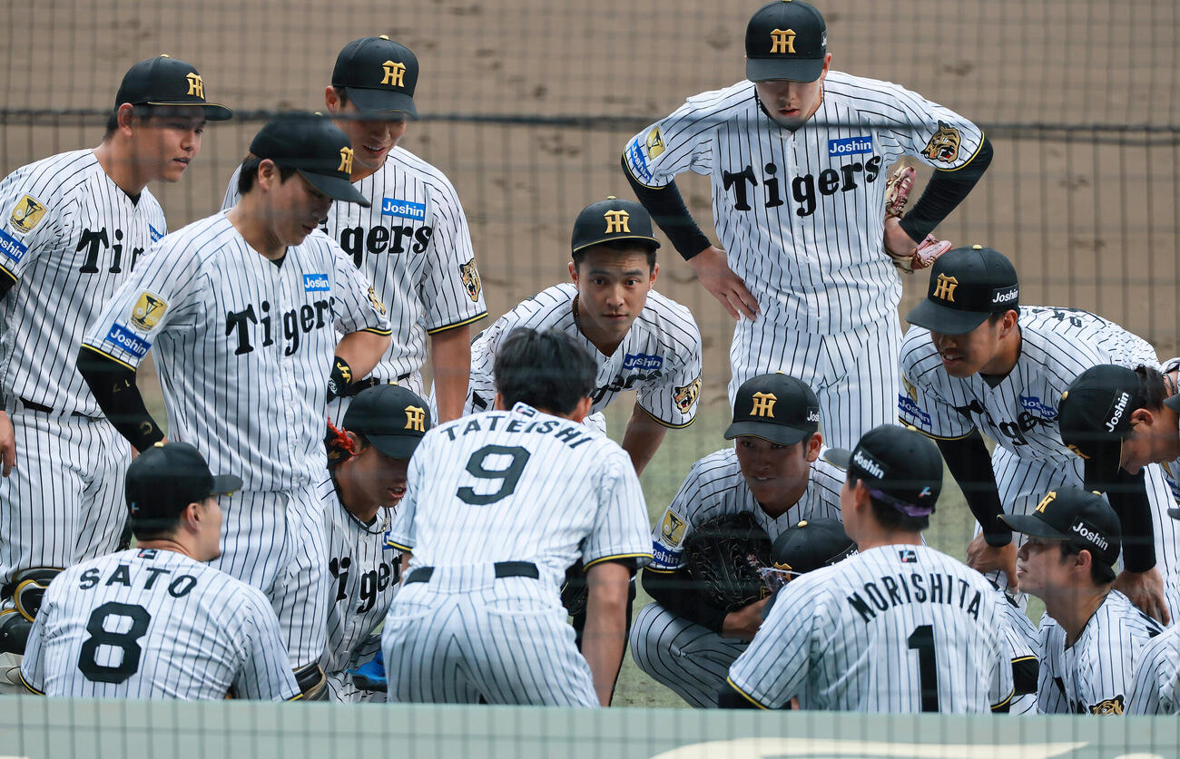 セ・リーグ11回戦　阪神対中日　試合前、阪神立石正広（手前）のかけ声で円陣を組む阪神ナイン（撮影・上山淳一）
