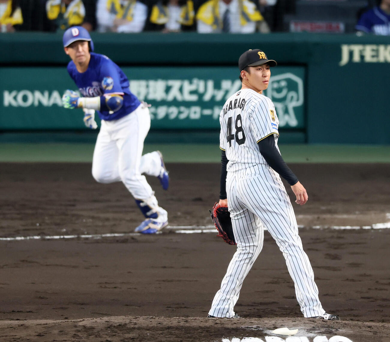 阪神対中日　2回表中日2死一、二塁、茨木秀俊は山本泰寛に左越え3点本塁打を浴びる（撮影・加藤哉）
