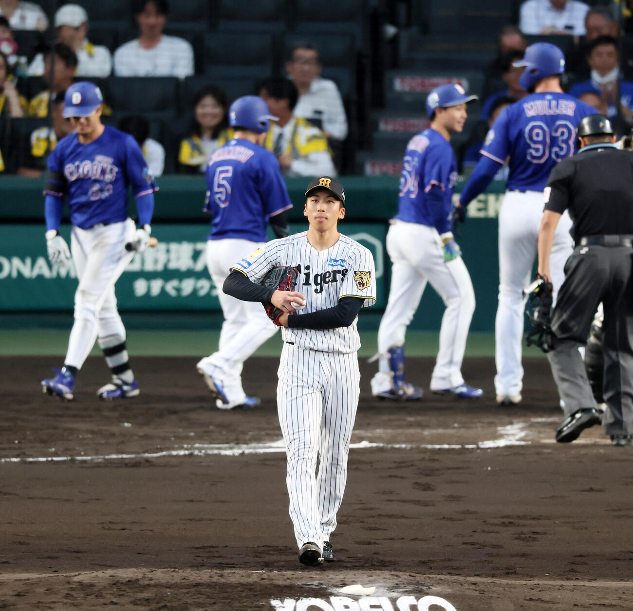 阪神対中日　2回表中日2死一、二塁、茨木秀俊は山本泰寛に左越え3点本塁打を浴びる（撮影・加藤哉）