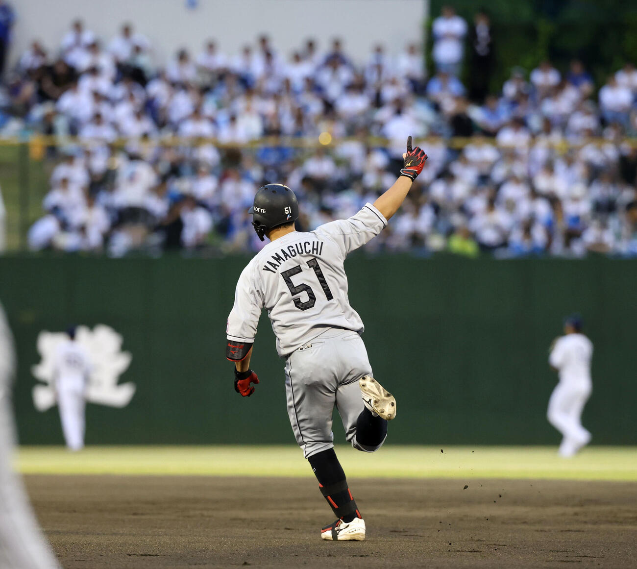 西武対ロッテ　2回表ロッテ無死、山口航輝はソロ本塁打を放ち、指を突き上げ一塁を回る（撮影・浅見桂子）