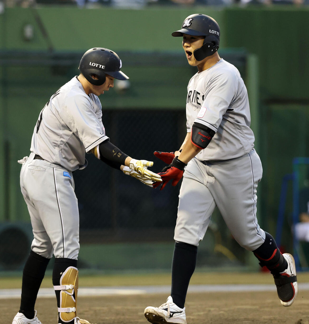西武対ロッテ　2回表ロッテ無死、山口航輝はソロ本塁打を放ち、笑顔で生還する（撮影・浅見桂子）