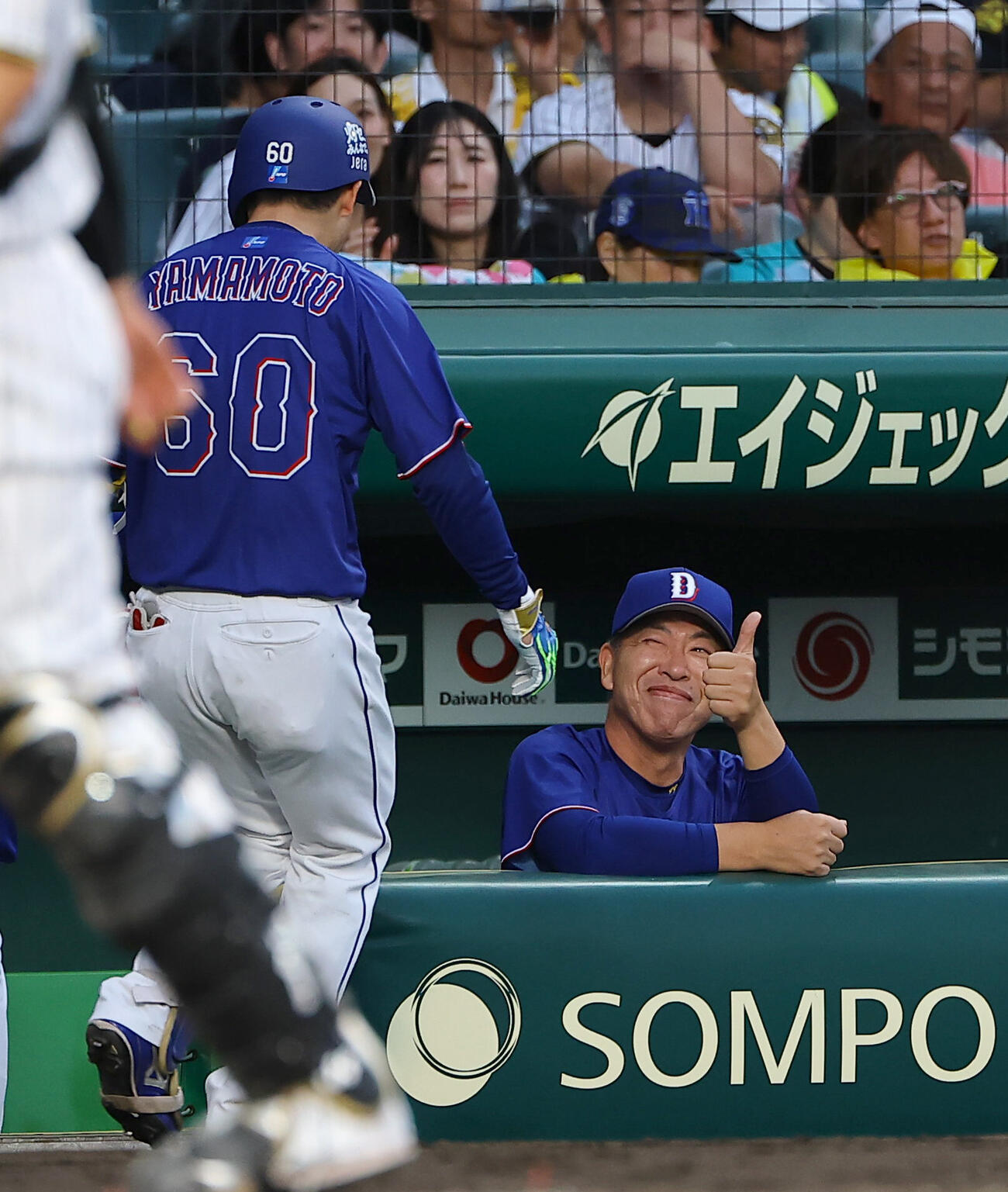 阪神対中日　2回表中日2死一、二塁、3点本塁打を放った山本泰寛にサムズアップポーズを見せる井上一樹監督（上田博志）＝2026年5月20日