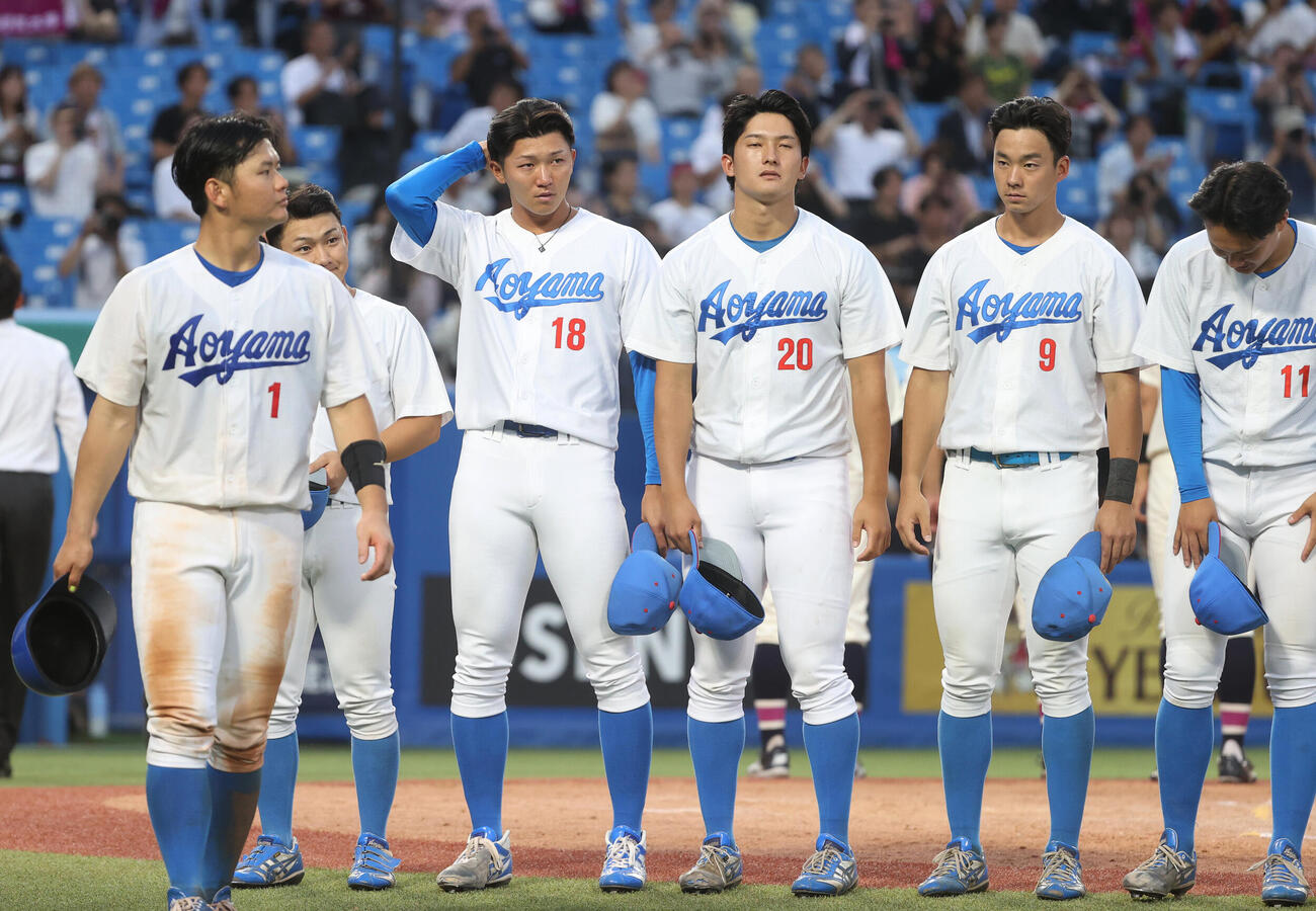 東都大学野球　国学院大対青学大　敗れた青学大ナインはがっくりする（撮影・柴田隆二）（＝2026年5月20日）