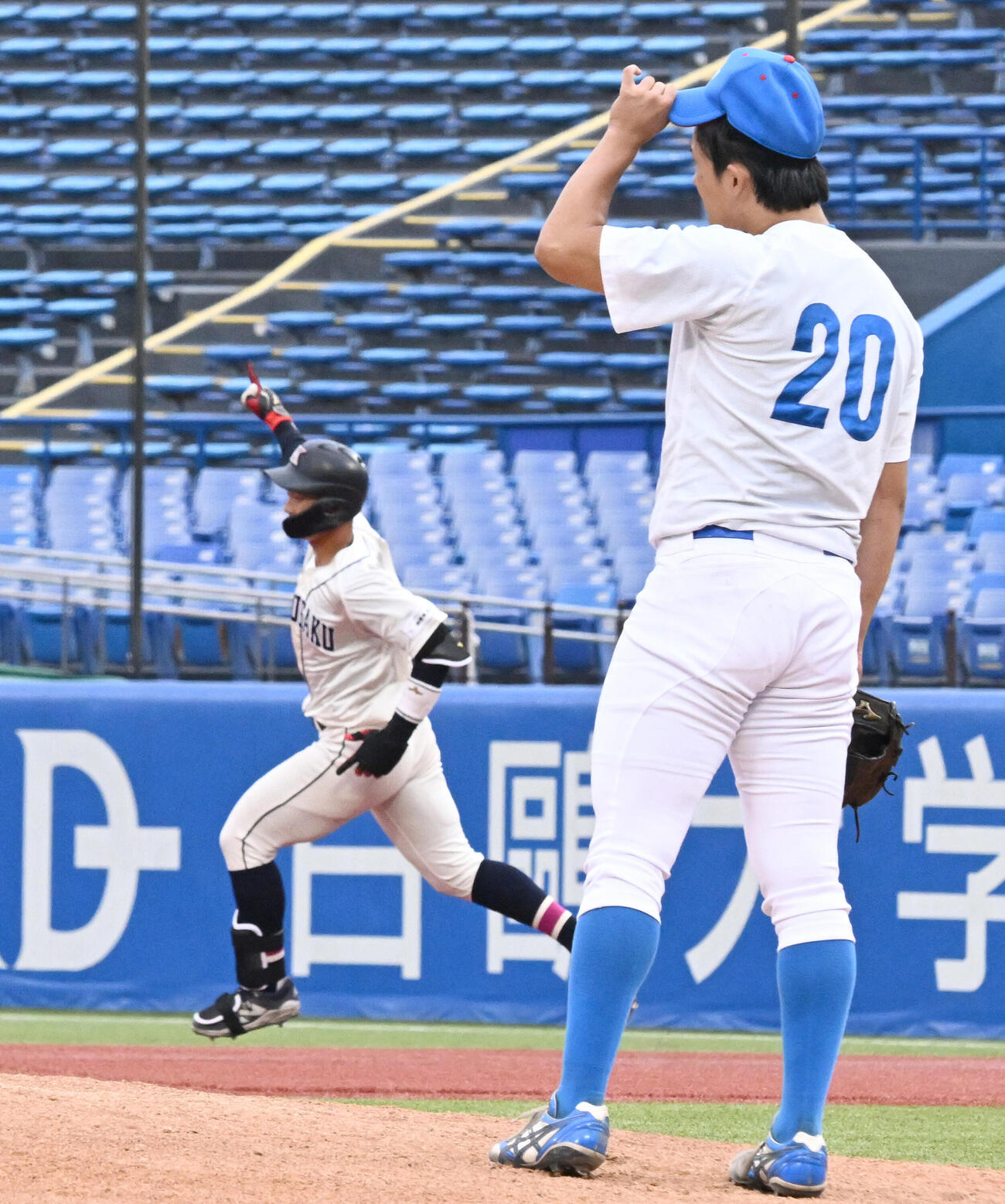 国学院大対青学大　5回表国学院大1死、石野蓮授が布施東海（右）から左中間に満塁本塁打を放つ（撮影・千葉一成）