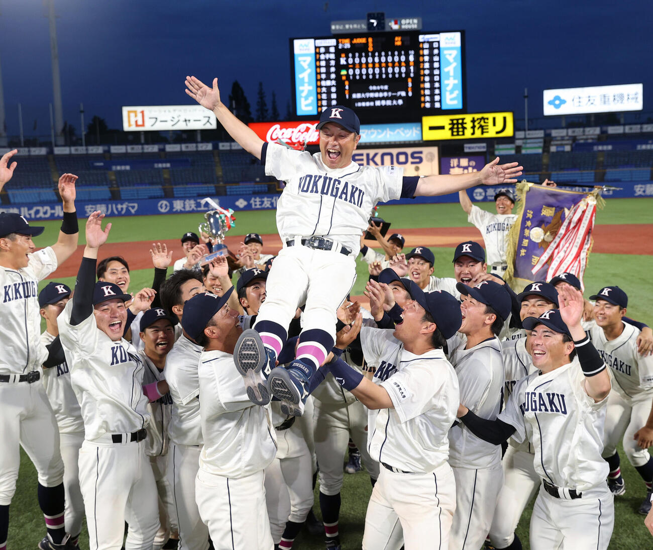 東都大学野球　国学院大対青学大　優勝した国学院大ナインは鳥山泰孝監督を胴上げする（撮影・柴田隆二）（＝2026年5月20日）