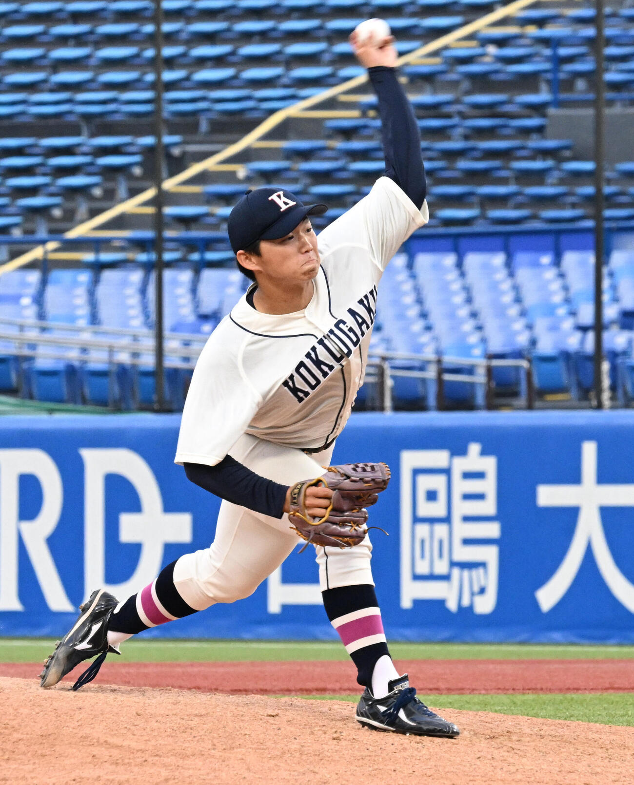 国学院大対青学大　6回途中、2番手で登板した国学院大・冨田遼弥（撮影・千葉一成）