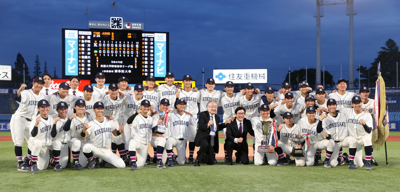 東都大学野球　国学院大対青学大　優勝した国学院大ナインは笑顔で記念撮影（撮影・柴田隆二）