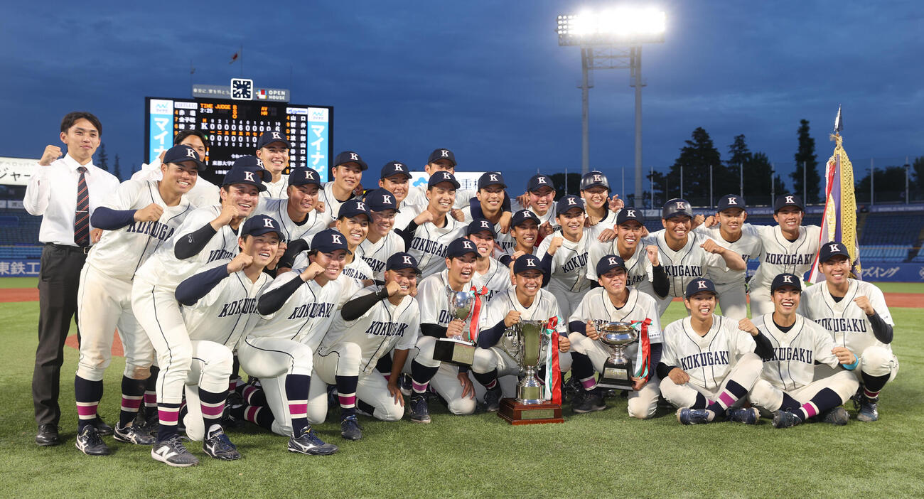 東都大学野球　国学院大対青学大　優勝した国学院大ナインはガッツポーズする（撮影・柴田隆二）（＝2026年5月20日）