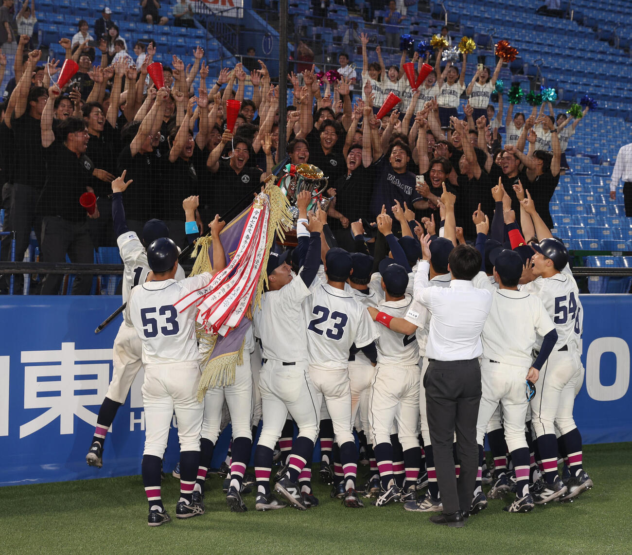 東都大学野球　国学院大対青学大　優勝した国学院大ナインはスタンドで応援した仲間と喜び合う（撮影・柴田隆二）