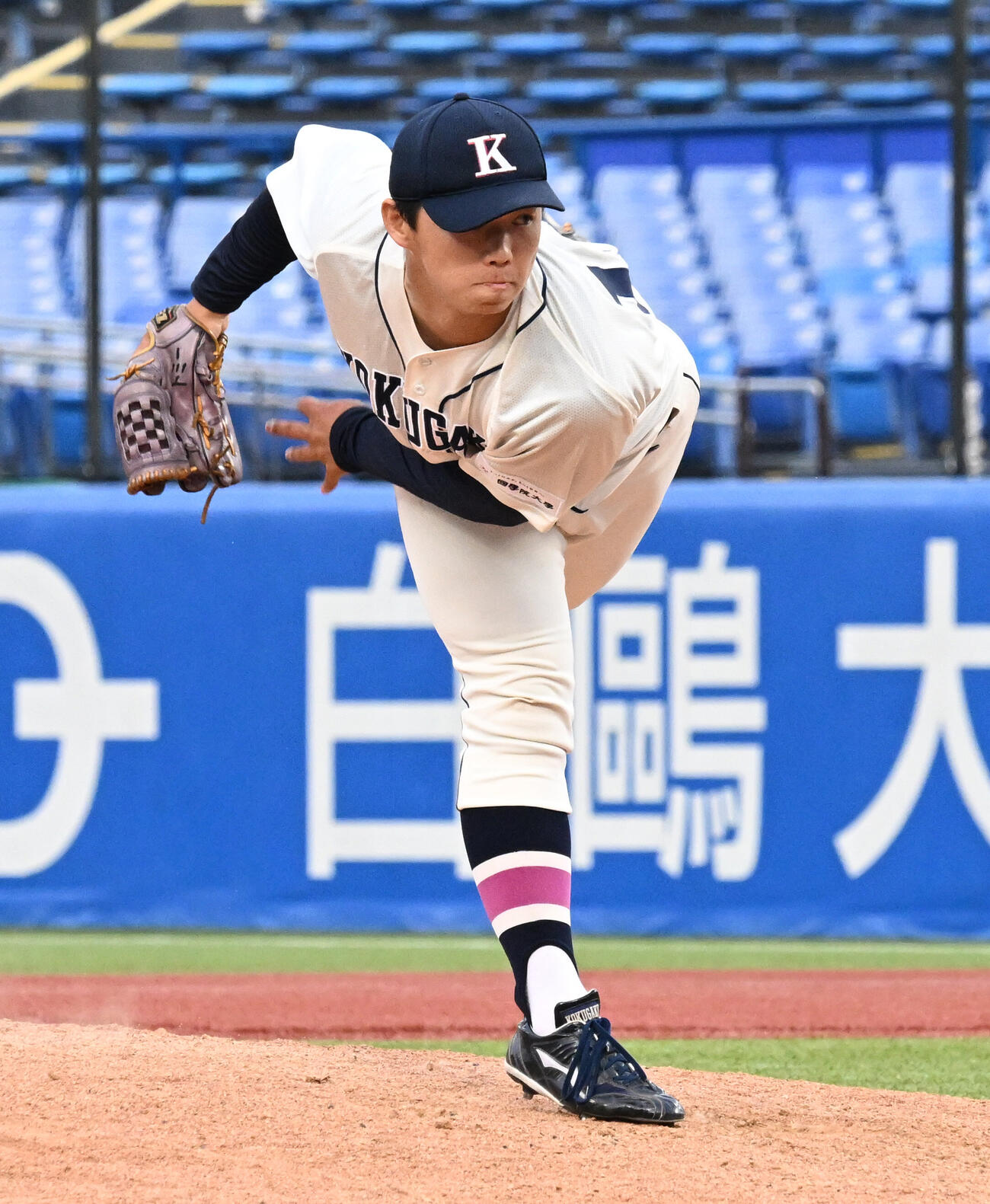国学院大対青学大　6回途中、2番手で登板した国学院大・冨田遼弥（撮影・千葉一成）